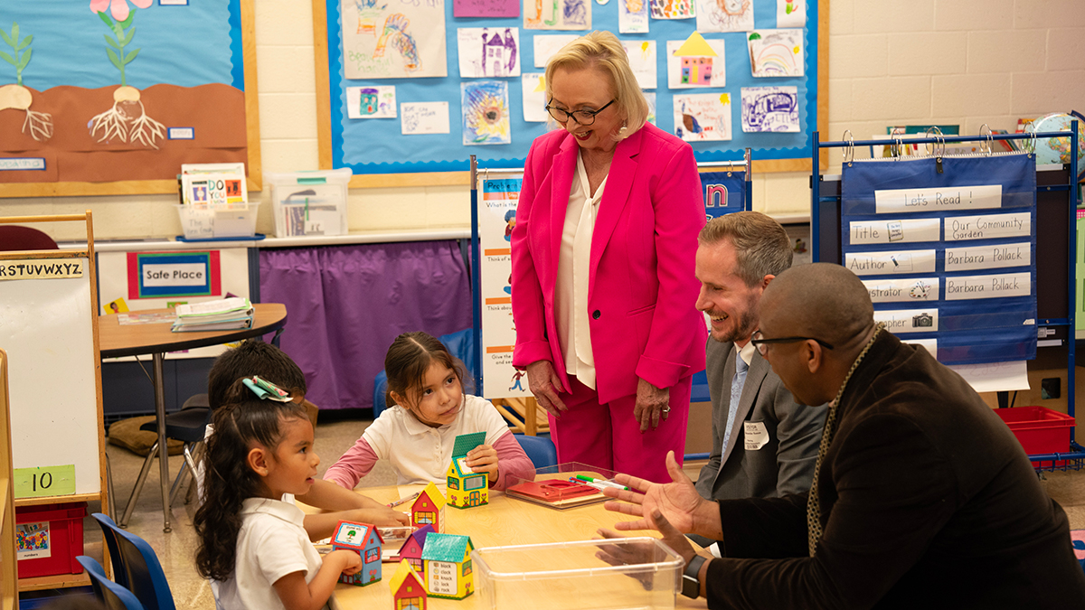 Dr-Wright-speaking-to-elementary-school-students
